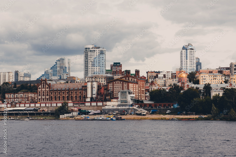 Obraz premium Volga river embankment in Samara, Russia. Panoramic view of the city with skyscrapers and modern buildings 