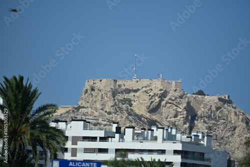 zamek swietej barbary ponad nowoczesnymi zabudowaniami