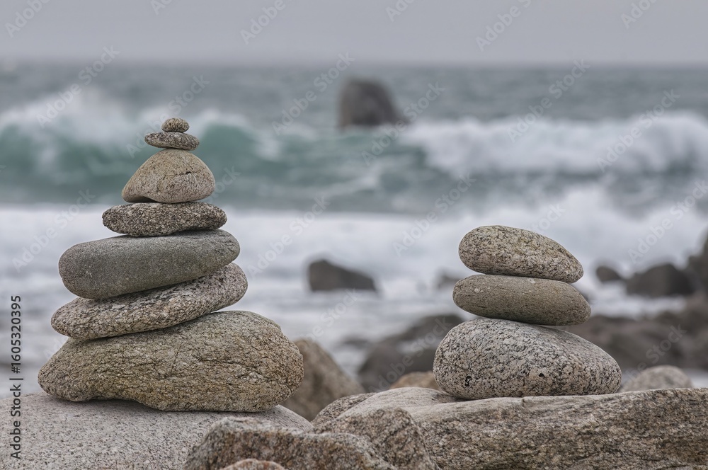 Fototapeta premium Galets empilés en bord de mer