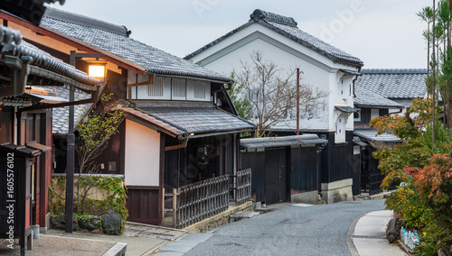 Εκτύπωση καμβά The historic streetscape of Saga-Toriimoto, a preserved district on the Atago Kaido road, with traditional machiya houses and autumn foliage
