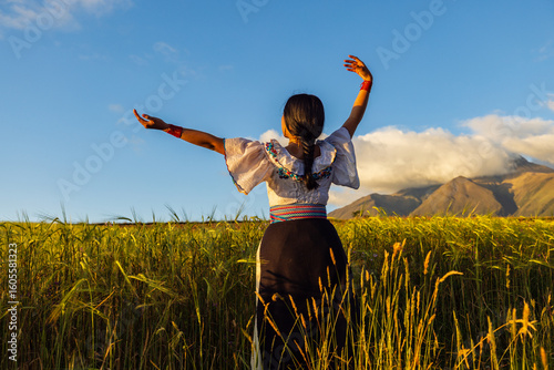 Fotografie Danza tradicional andina bajo el atardecer en un valle de trigo en Otavalo, Ecua