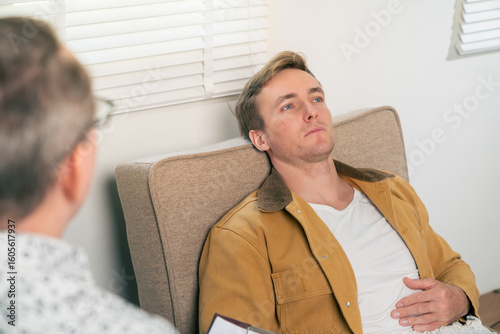 Fotografi Psychiatrist doctor consulting and talking mental problem with male patient at psychiatric clinic