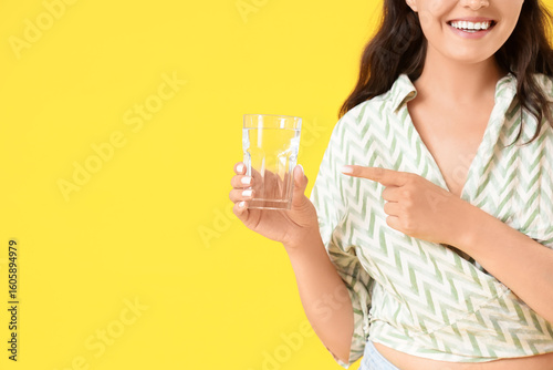 Young woman pointing at gla...