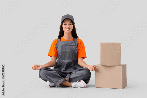 Female worker with cardboar...