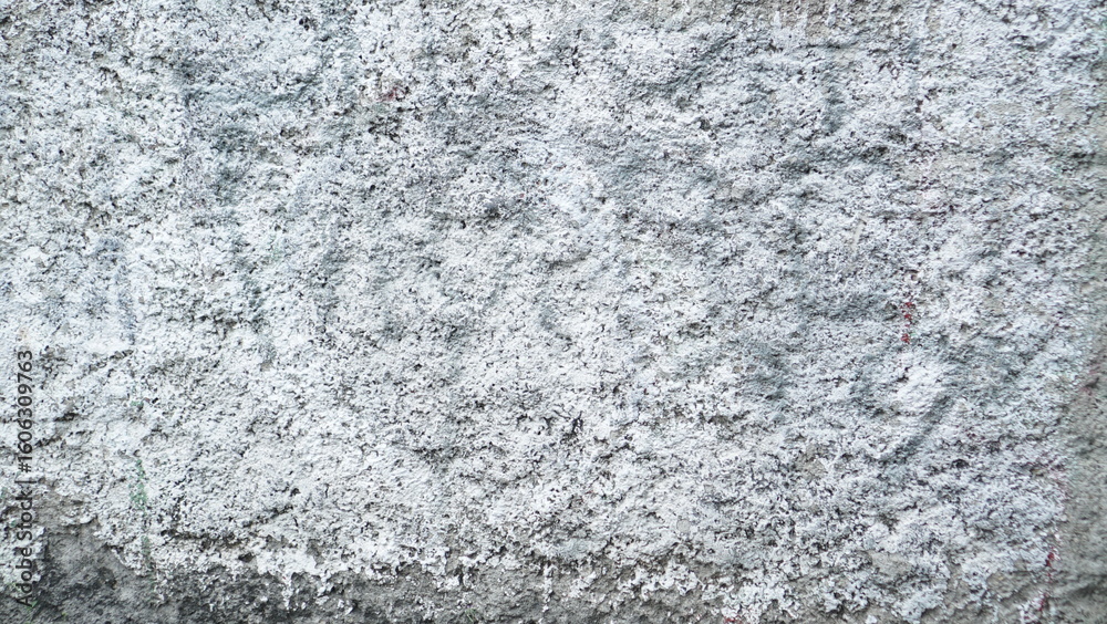 Obraz premium The house wall uses red brick, the background of the house wall is red brick, taken from a close distance, the cement has started to deteriorate and peel off