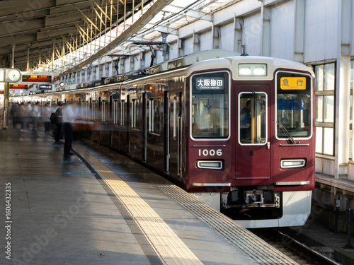 阪急池田駅に停車した急行大阪梅田行きの電車