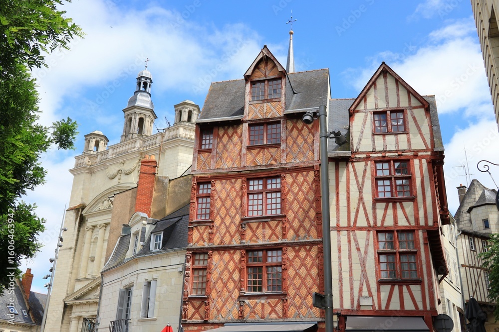 Fototapeta premium Place Saint Pierre dans le centre ville de Saumur, dans le Maine-et-Loire / Pays de la Loire, avec vue sur des maisons à colombage à côté de l’église Saint-Pierre (France)