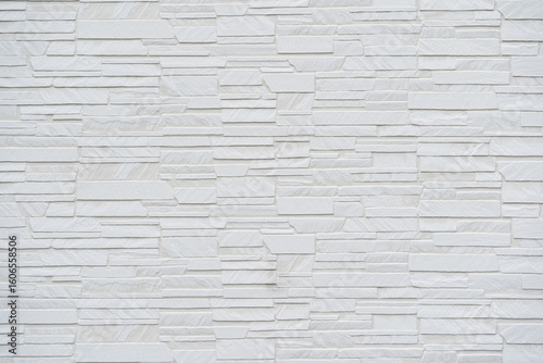 白色のレンガサイズがランダムな壁テクスチャの壁面背景素材
