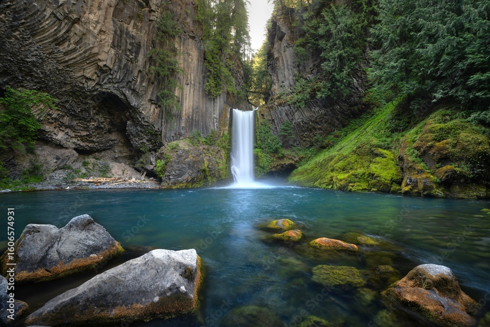 Obraz premium Serene Waterfall and Turquoise Pool