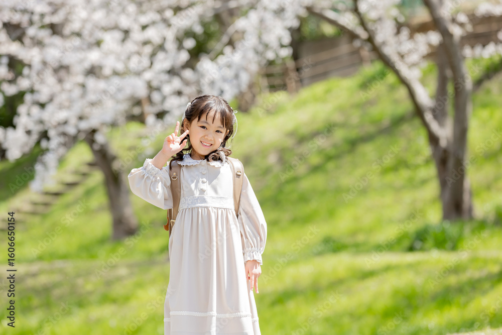 Naklejka premium Vサイン 新一年生