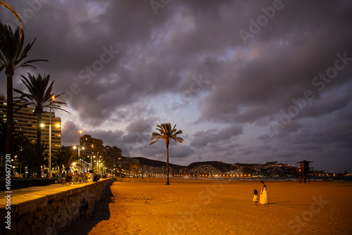 Fototapeta Naklejka Na Ścianę i Meble -  Paseo en la playa de una ciudad de costa