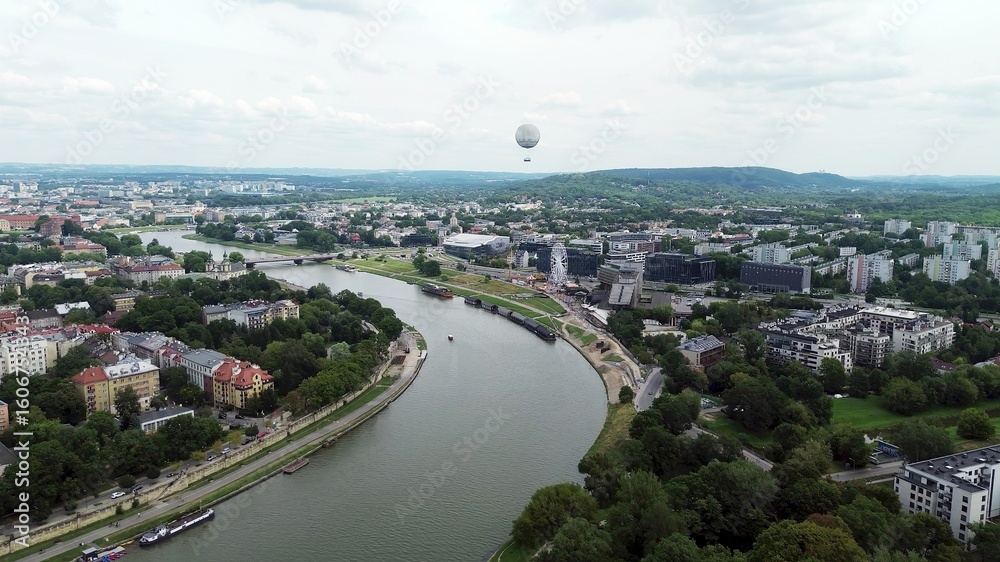 Fototapeta premium Urban landscape featuring river and green spaces
