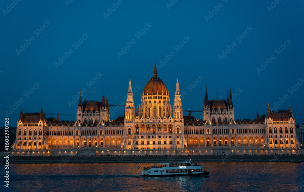 Naklejka premium hungarian parliament building