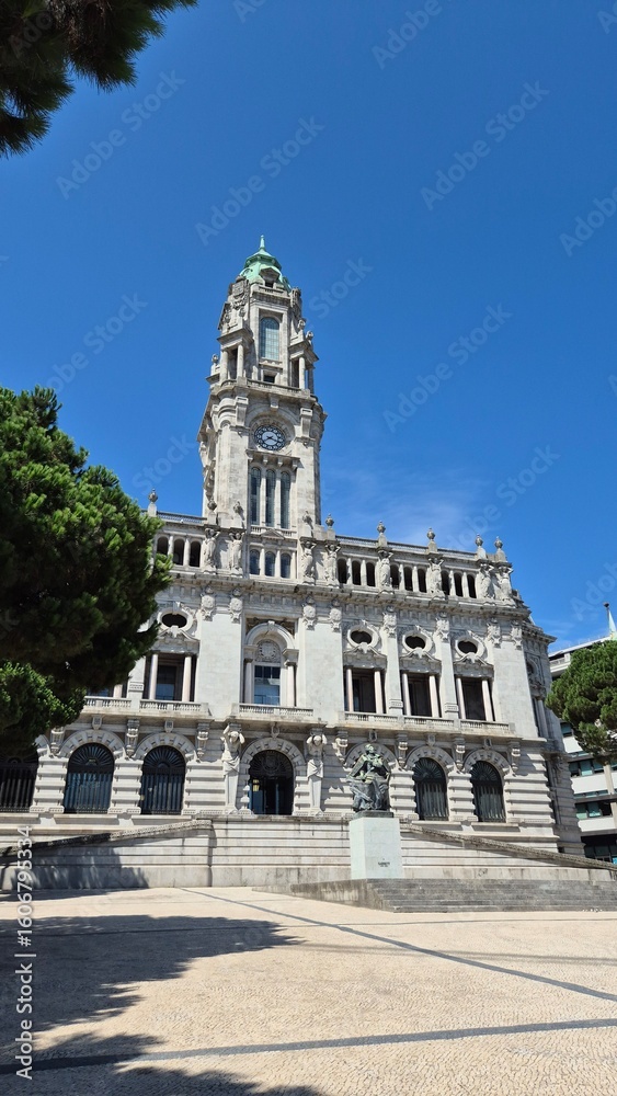 Obraz premium Front view of Porto City Hall (Câmara Municipal do Porto), located in Avenida dos Aliados, Portugal, under clear summer skies. A landmark of civic pride and neoclassical architecture.