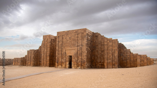 Obraz na plátně Massive limestone enclosure wall of the Step Pyramid complex at Saqqara, part of the ancient necropolis near Memphis, Egypt