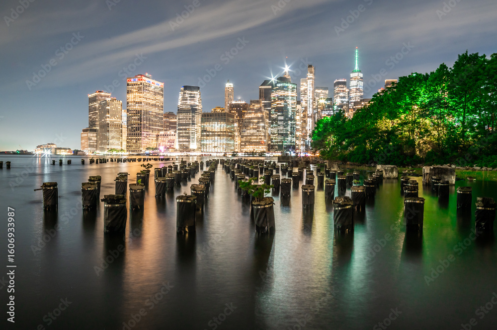 Obraz premium New York City skyline panorama with skyscrapers over East River