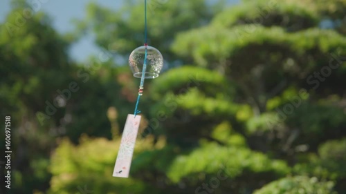 風に揺れる風鈴
