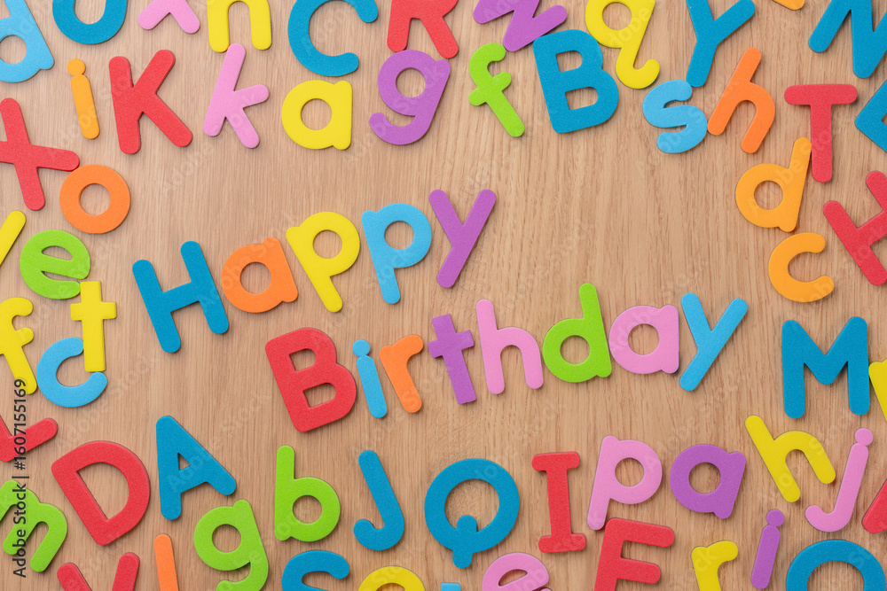 Fototapeta premium カラフルなアルファベットで構成された英語の単語Happy Birthday