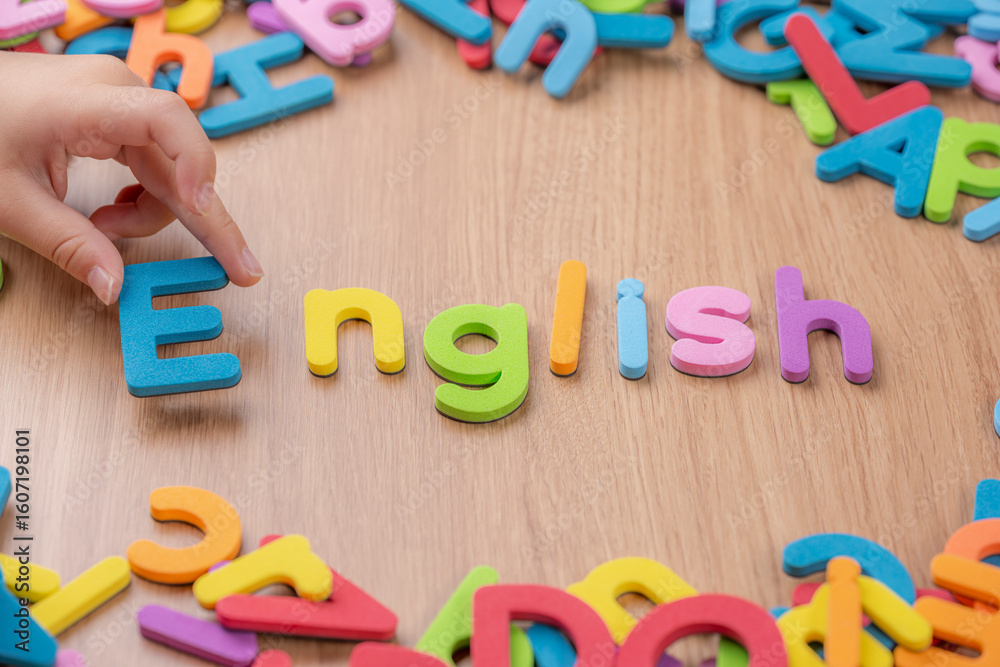 子供の手がアルファベットを並べる英語学習の様子 子供の手がアルファベットを並べる英語学習の様子