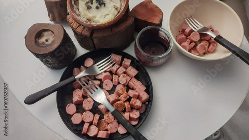Chopped sausages with chili powder and lemon, for a delicious snack.