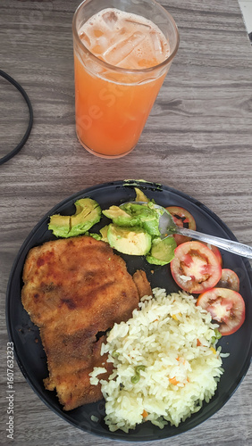 White rice with chicken and vegetables, with homemade melon water.
