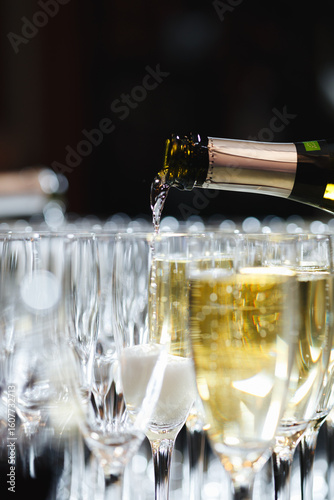 Canvas-taulu Champagne being poured into elegant flutes