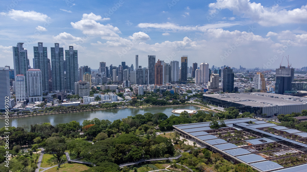Obraz premium Benjakitti Park and Bangkok Capital