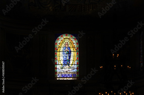 Εκτύπωση καμβά The stained glass window with the image of Mary at the Pisa Cathedral (Duomo di Pisa) in Pisa, Italy
