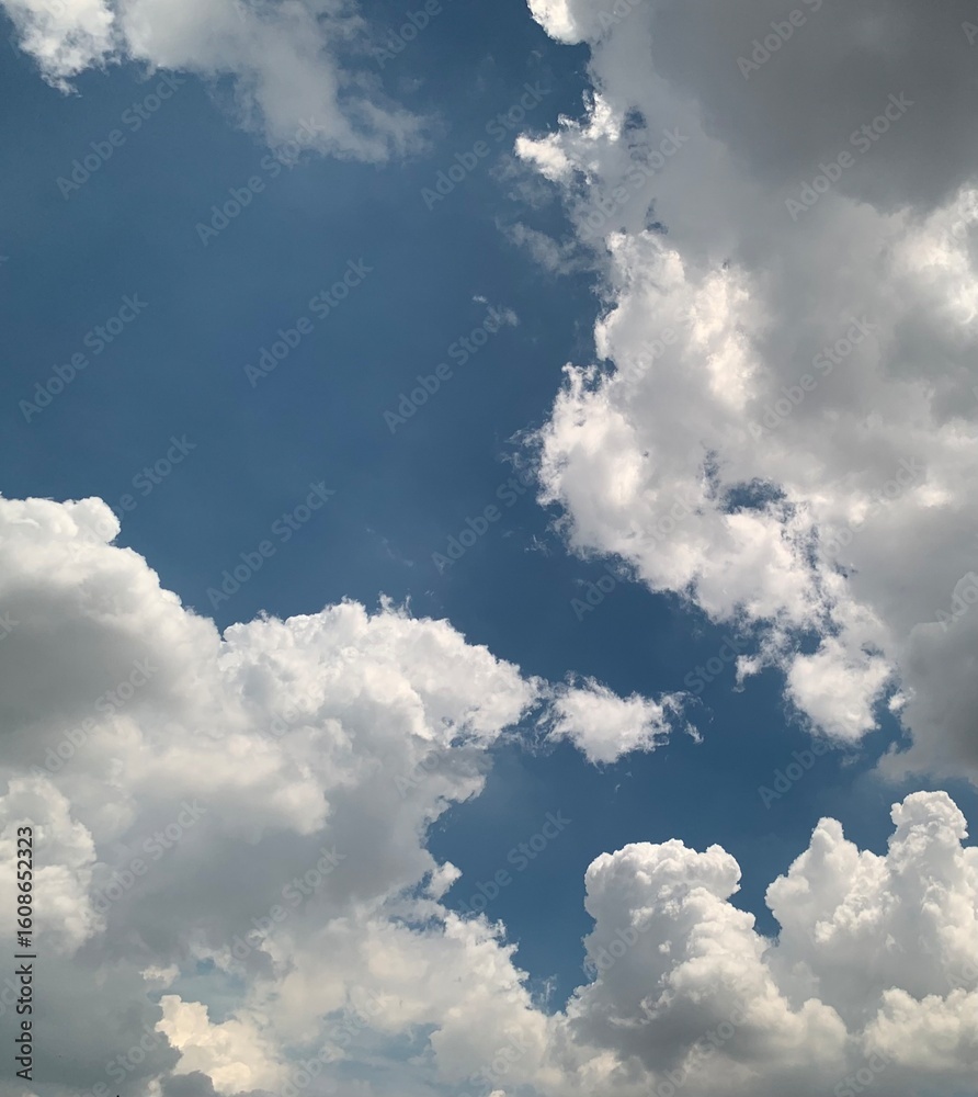 Obraz premium Blue sky background with white clouds
