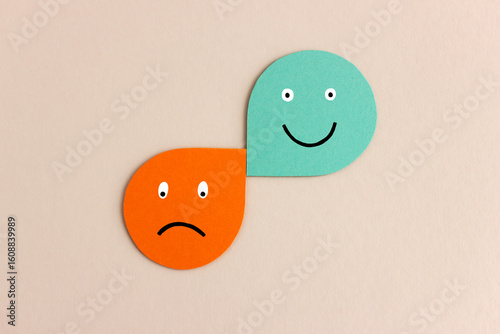 Zwei Bewertungssprechblasen aus Papier mit digital eingezeichnetem lachenden und traurigen Gesicht – Konzeptfoto für positives und negatives Feedback oder Emotionen