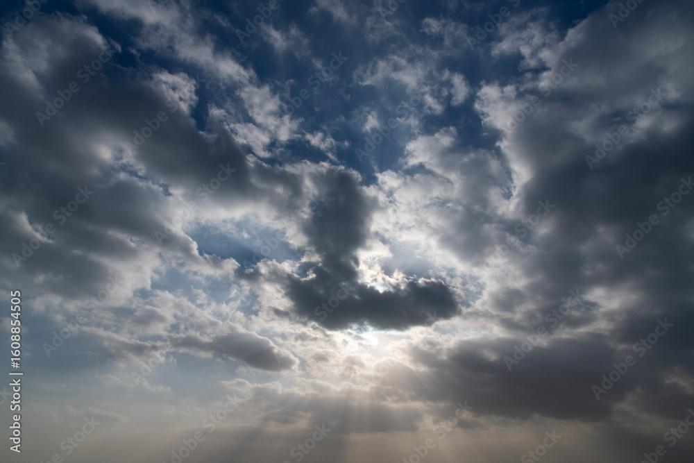 Obraz premium cloudscape with sunbeams