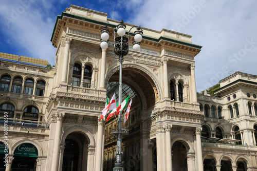 Entrée de la Galeria VittoriaEmanuele II, vue depuis la Piazza del Duomo