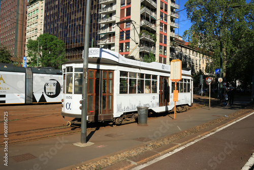 Tramway blanc sur la Piazza Repubblica