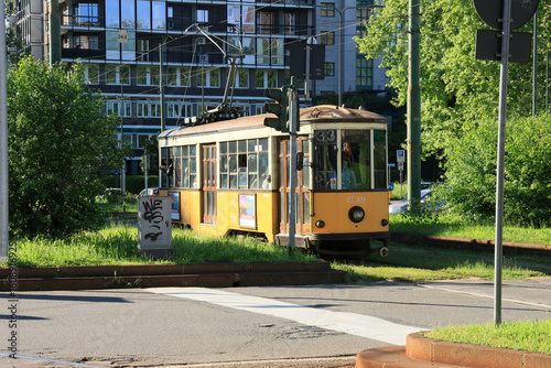 Tramway jaune sur la Piazza Repubblica