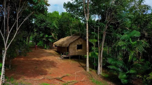 Traditionelle Holzhäuser im Amazonas – Luftaufnahme vom Rio Juma in Brasilien. Versteckt im Urwald 3