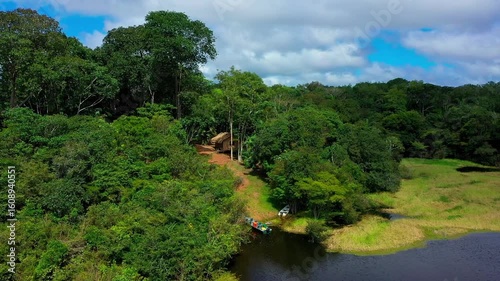 Traditionelle Holzhäuser im Amazonas – Luftaufnahme vom Rio Juma in Brasilien. Versteckt im Urwald 4