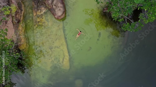 Drohnenaufnahme: Malerischer See im Amazonas mit schwimmender Frau, Brasilien 1