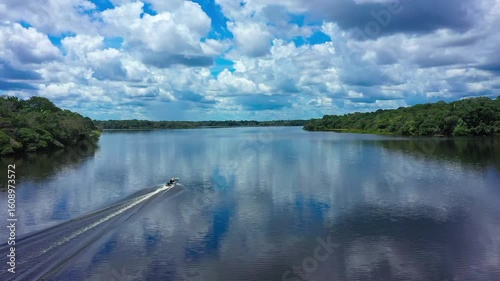 Drohnen-Video: Traditionelle Holzmotorboote auf dem Rio Juma im Amazonas, Brasilien. Wildnis Amazonas Boot 1