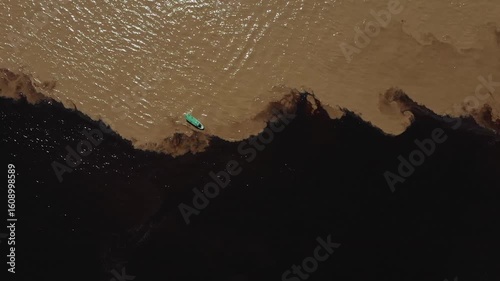 Encontro das Águas: Zusammenfluss von dunklem und braunem Fluss im Amazonas, ManausBrasilien 6