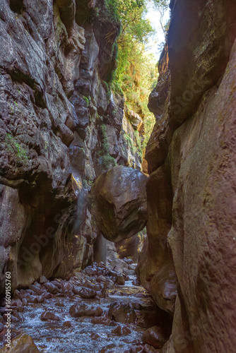 First of two chockstones on the Rainbow Gorge hiking trail