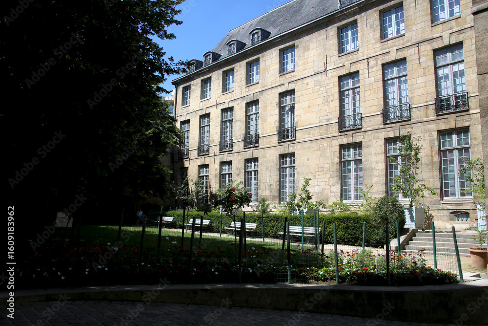 Naklejka premium Jardin et façade de l'hôtel d'Angoulême Lamoignon