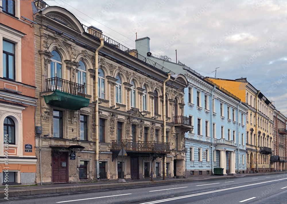 Obraz premium Kutuzov Embankment (Kutuzov Quay), street in Central Saint Petersburg. Mansion Aleksandrovskaya (1882) and mansion of Field Marshal Prince Mikhail Kutuzov (1768)