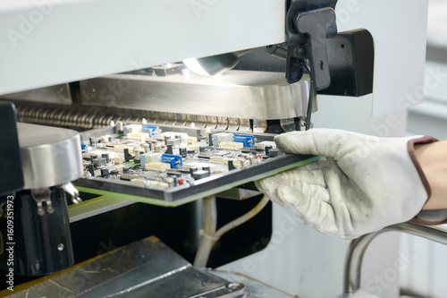 Fotografija PCB tinning process utilizing wave soldering technique in molten solder bath for