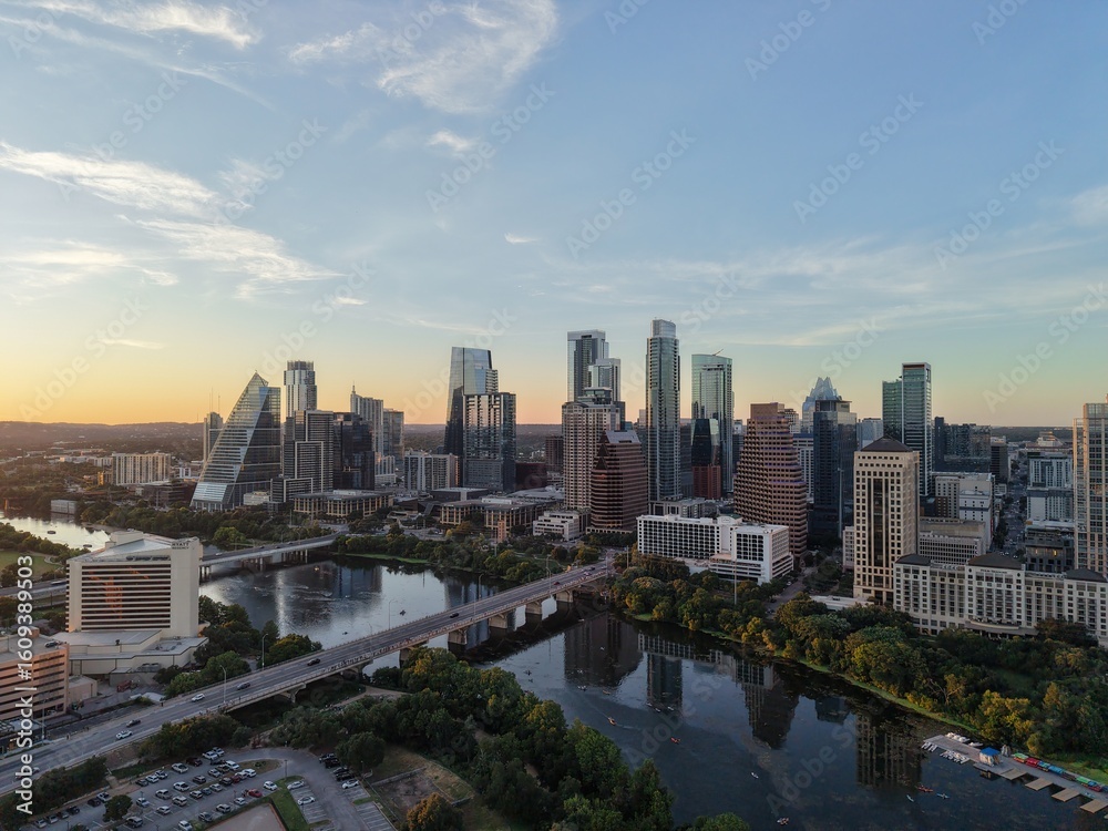 Naklejka premium Beautiful Austin skyline during sunset with a stunning aerial drone view 