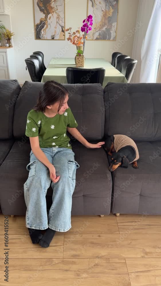 garota em casa com cachorro duchshund raça fofa 