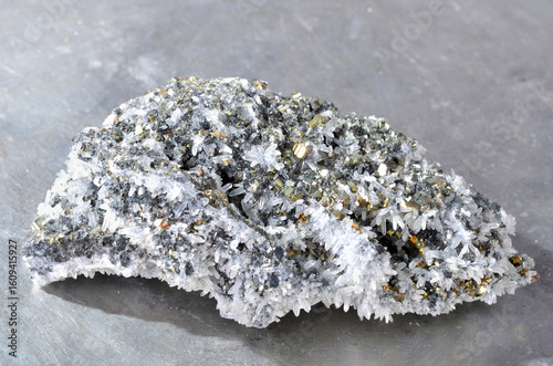Foto Mineral stone Galena, Sphalerite, Pyrite, Quartz on isolated background, close-u