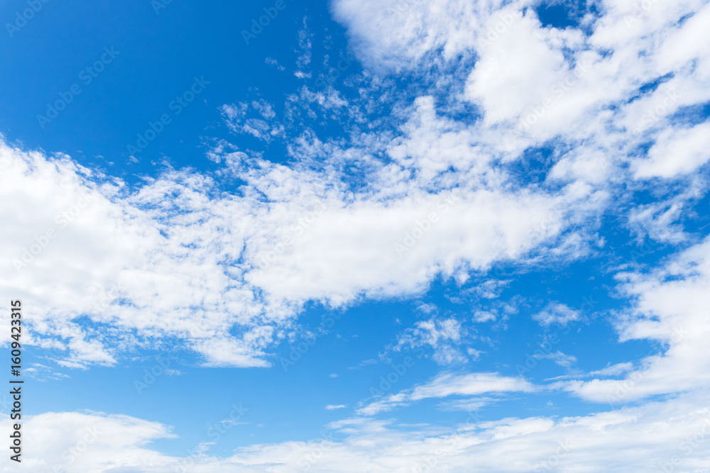 Obraz premium 夏の空 澄んだ青空と雲298