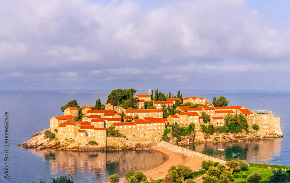 Obraz premium panoramic landscape of sea island sunrise or sunset with beautiful orange roofs and buildings, sea gulf water and scrnic colorful morning cloudy sky on background