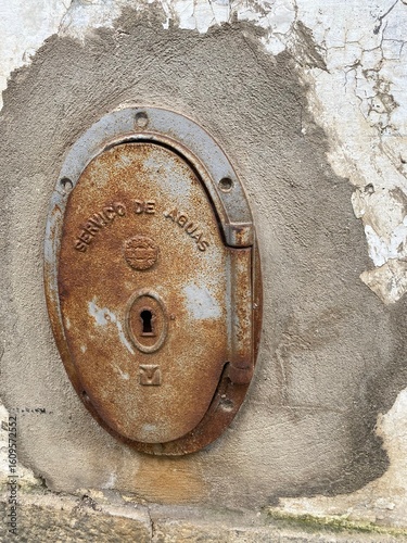 Boca antiga, de ferro. Portugal, registro de água, Évora
