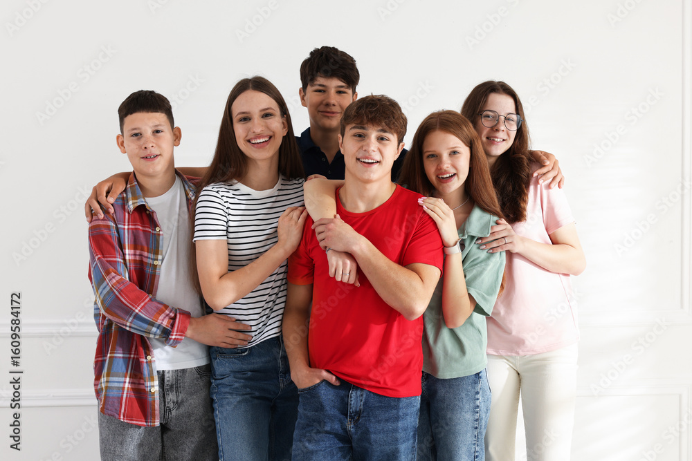 Obraz premium Group of happy teenagers posing together indoors